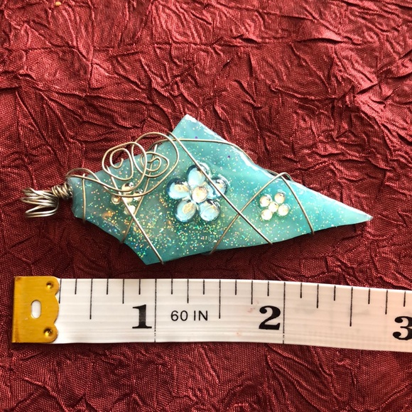 Bundle of hand polished glass art & wire pendants. - Picture 3 of 13